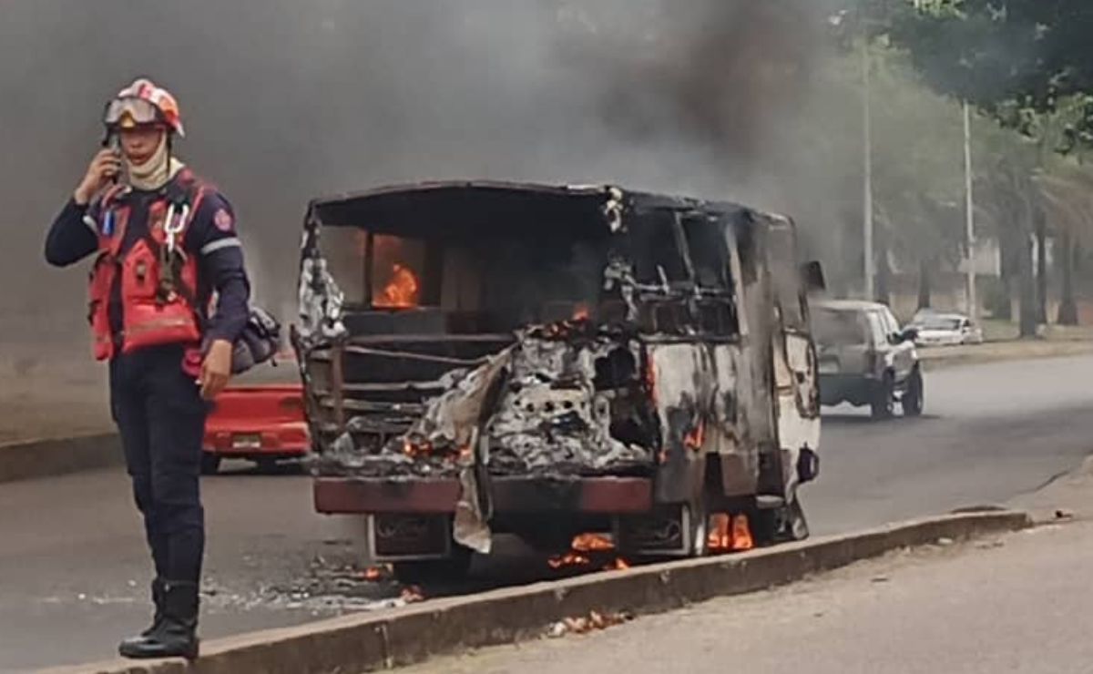 Se quema autobús en plena avenida Libertador
