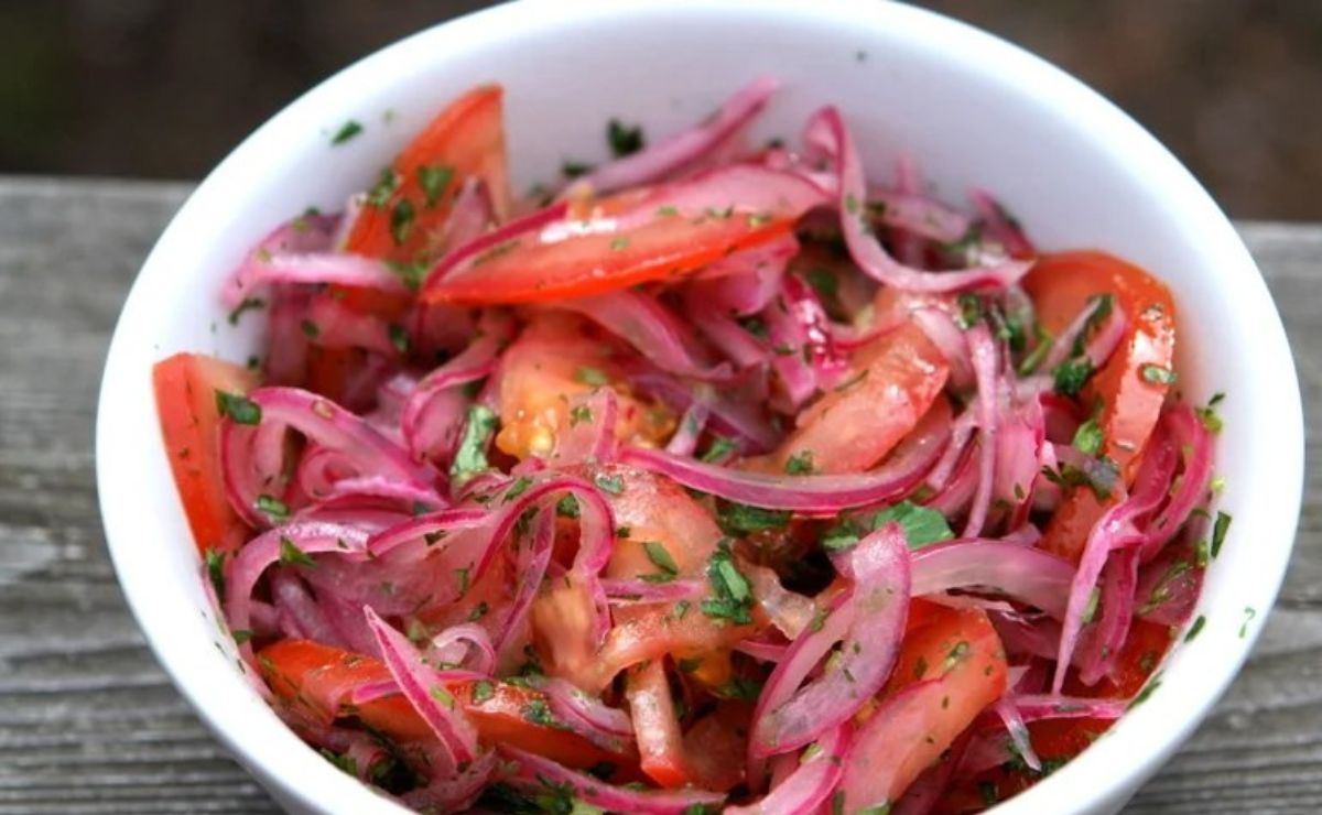 Ensalada de tomate y cebolla morada