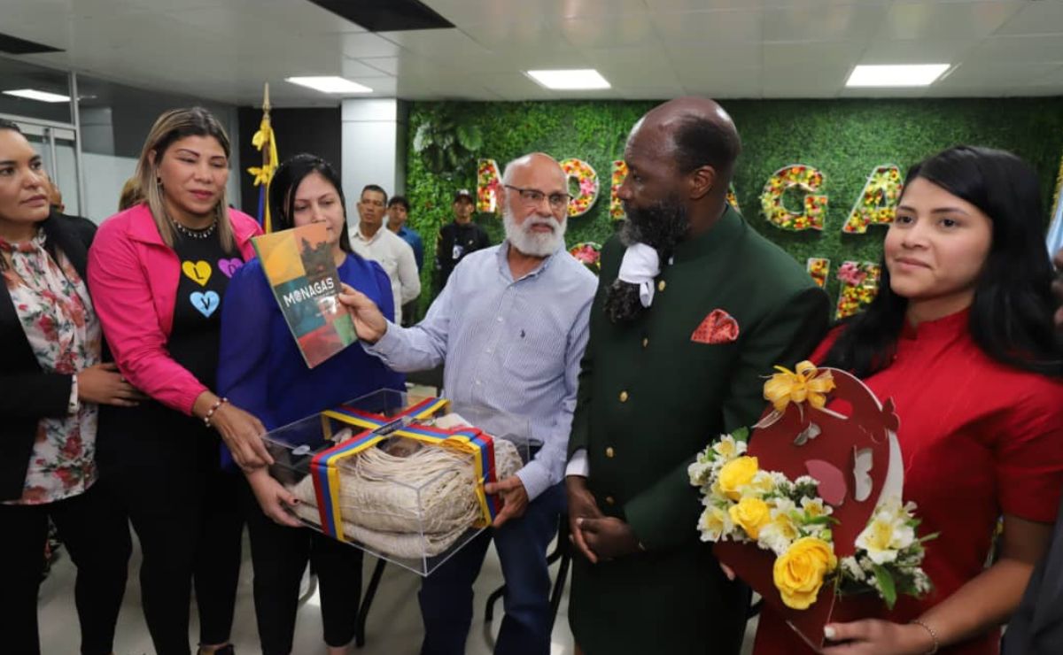 Cosme Arzolay, secretario de Gestión Pública de la Gobernación ,y otras autoridades entregan presente al profeta David Owuor