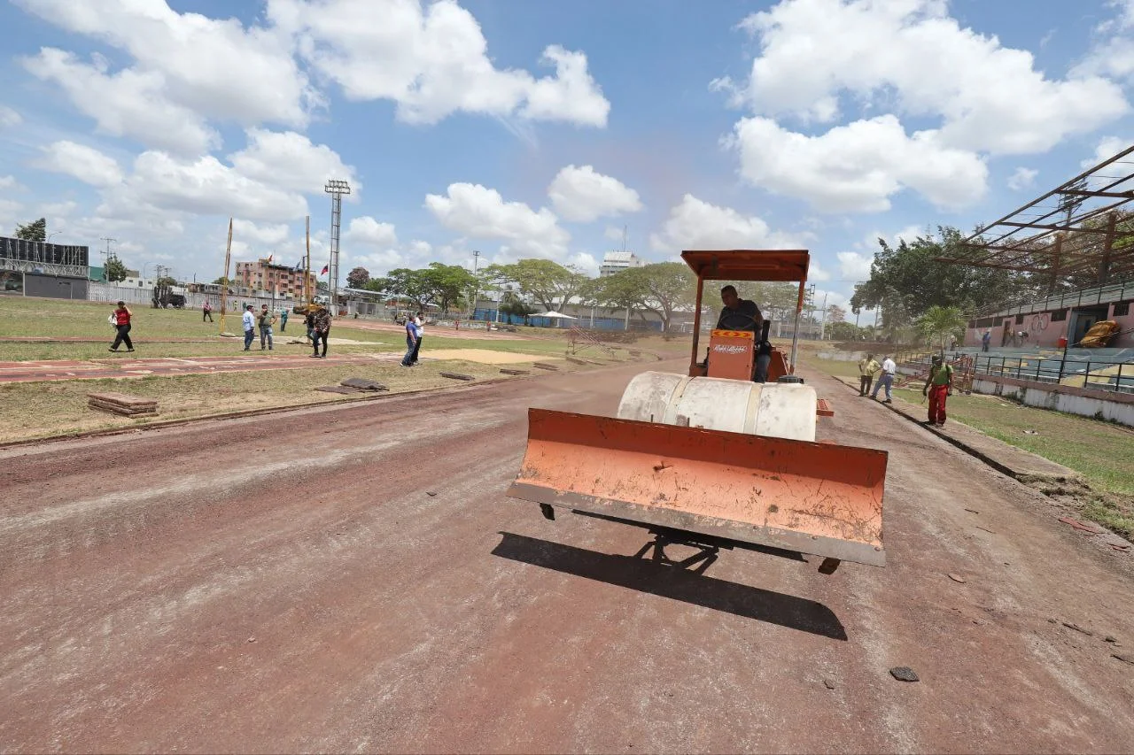 Con maquinaria pesada remueven capa de la pista de atletismo del Polideportivo de Maturín