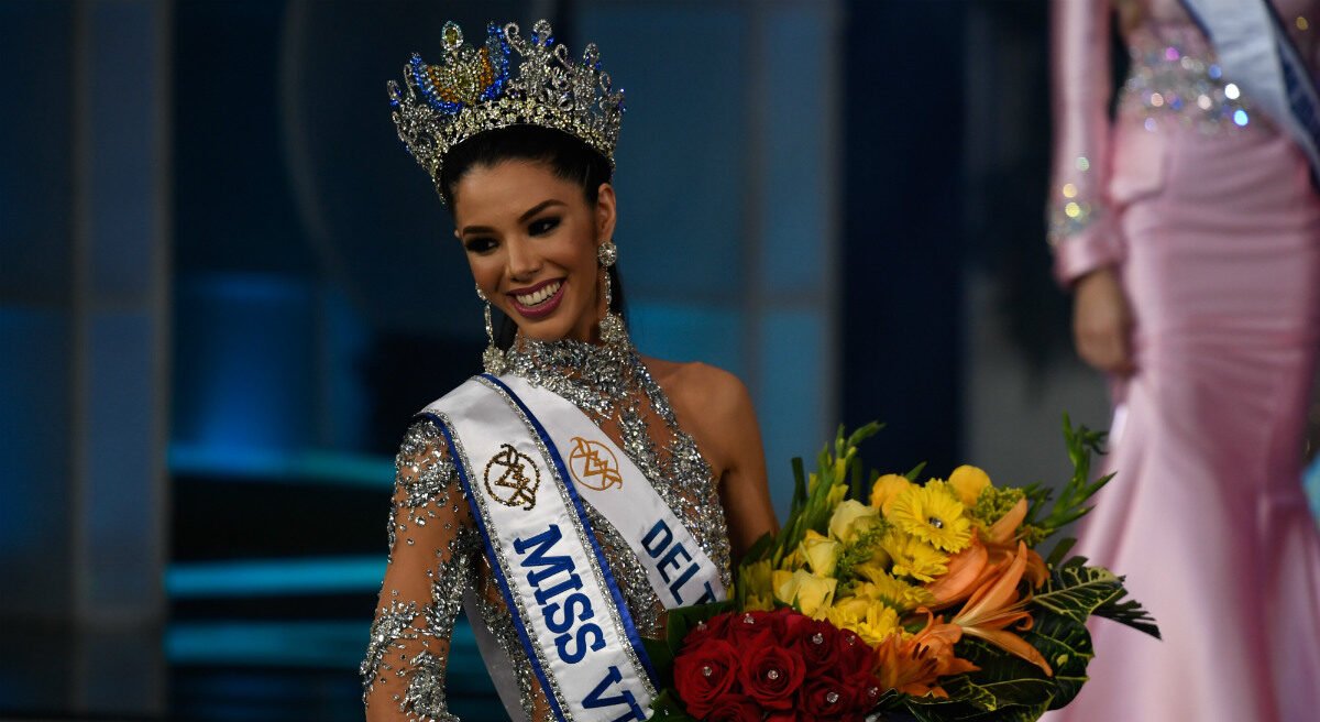 Thalía Olvino está en la dulce espera