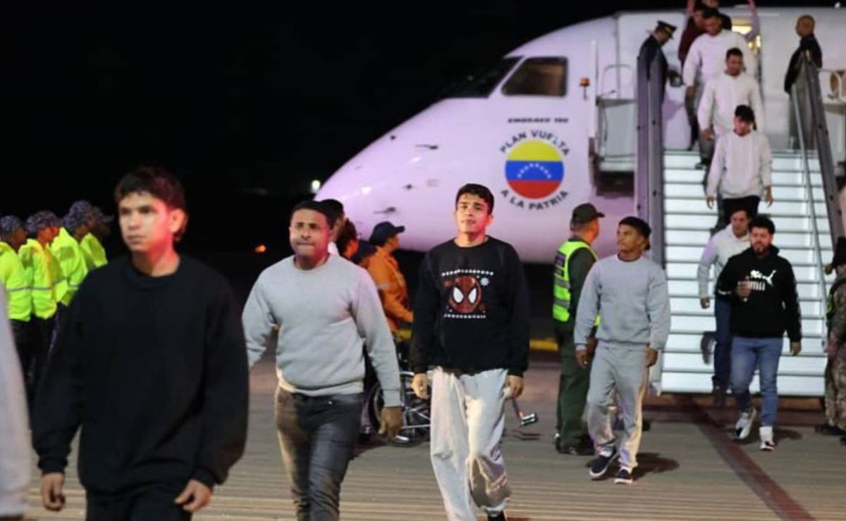 Arriban al país dos aviones con migrantes venezolanos