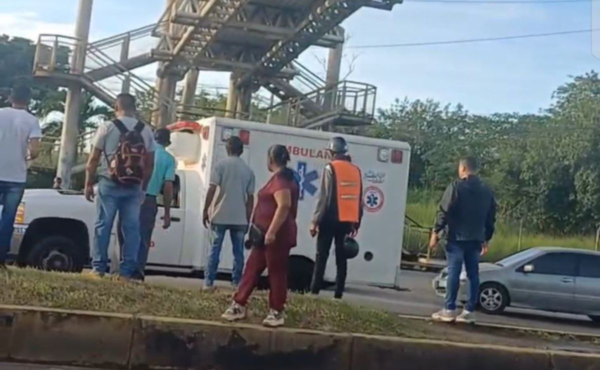 Joven se cae de la pasarela en la avenida Bella Vista