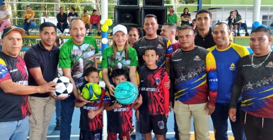 Alcalde rehabilitó la cancha y el parque El Cafetal