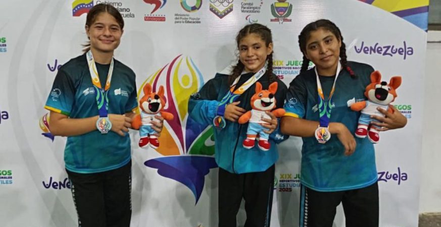 Las tres luchadoras de Monagas con sus medallas de los Juegos Nacionales Estudiantiles