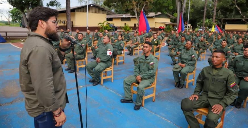 El gobernador Ernesto Luna, ofrece clase magistral sobre las amenazas del imperio norteamericano a tropas del FANB