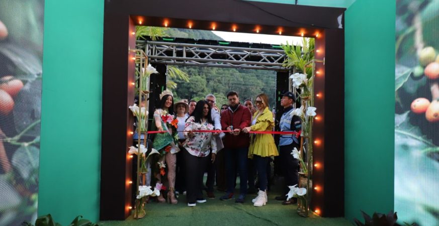 Ernesto Luna, gobernador de Monagas, y Sorenelly Zambrano de Luna, primera dama del estado, abren las puertas de la Expo Flor y Café Caripe 2025