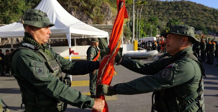 GD. José Gregorio Caldera Vivas recibiendo el estandarte