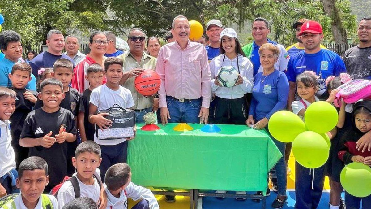 "Chuo" Velásquez rehabilitó cancha de la Escuela Simón Bolívar