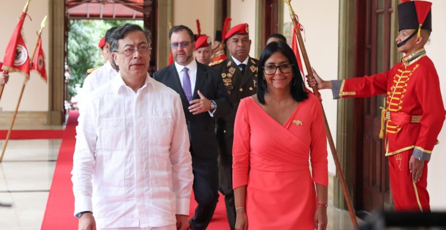 Delcy Rodríguez recibe a Gustavo Petro en Miraflores