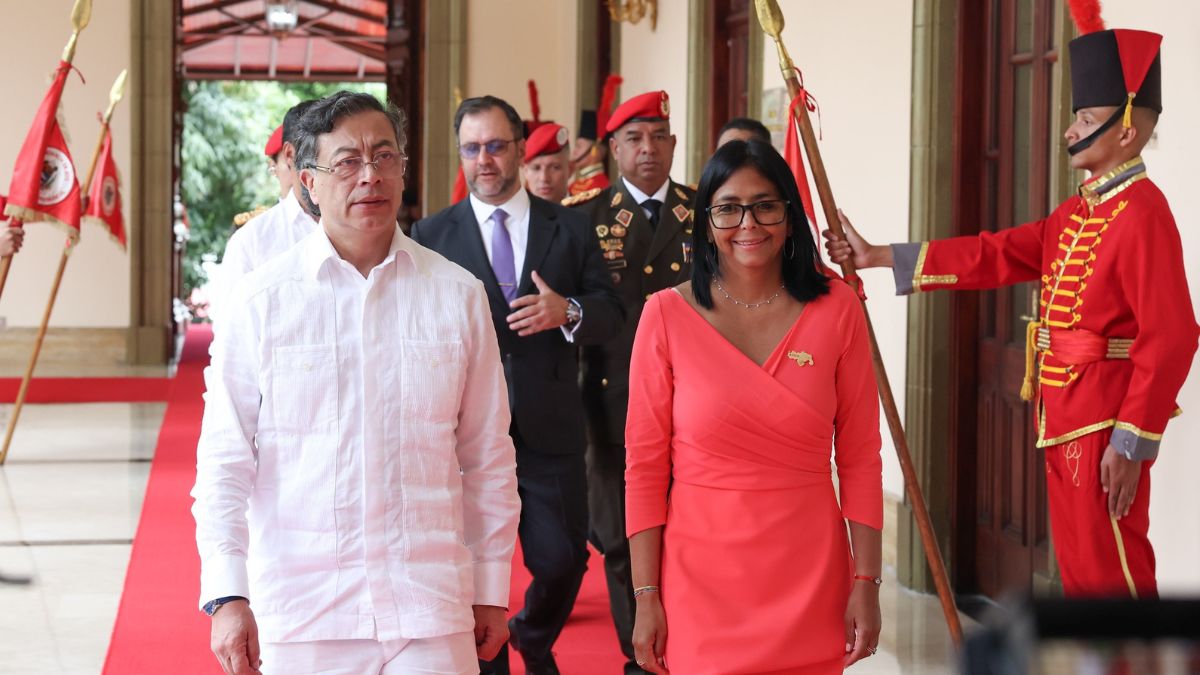 Delcy Rodríguez recibe a Gustavo Petro en Miraflores