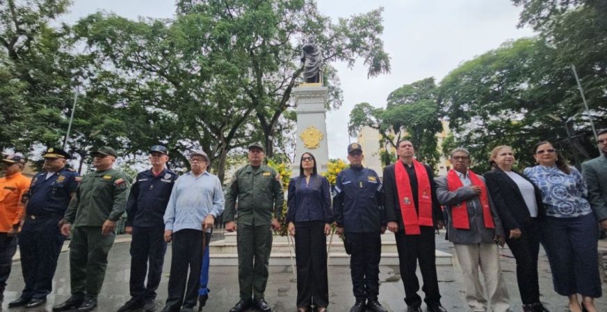 Las autoridades de Monagas, realizan ofrenda floral ante el busto del Libertador Simón Bolívar