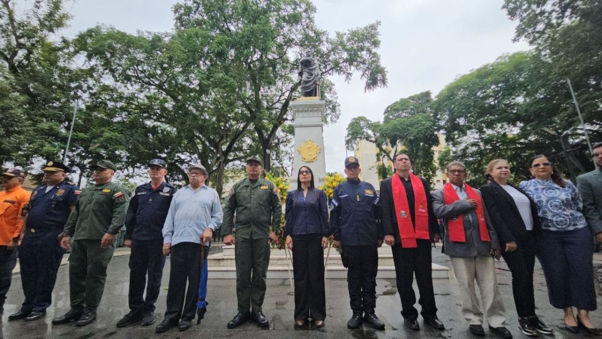 Las autoridades de Monagas, realizan ofrenda floral ante el busto del Libertador Simón Bolívar