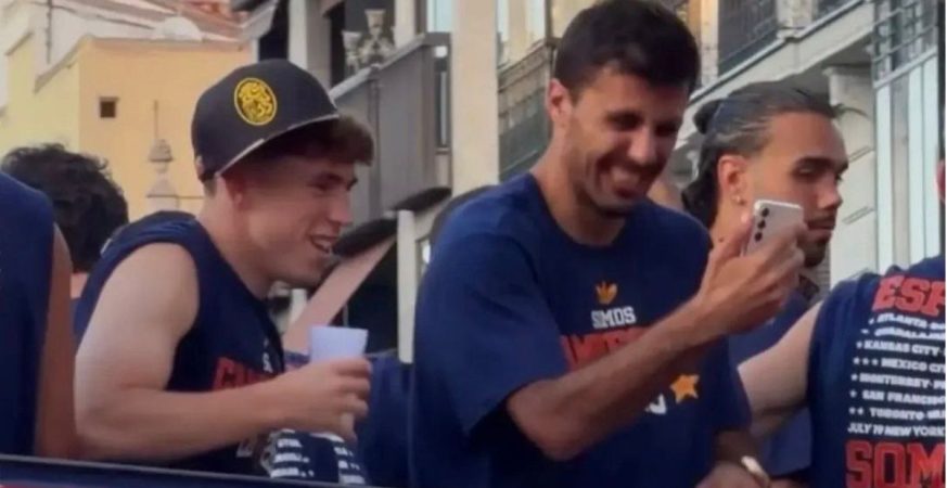 Jugador de España se colocó una gorra de los Leones del Caracas