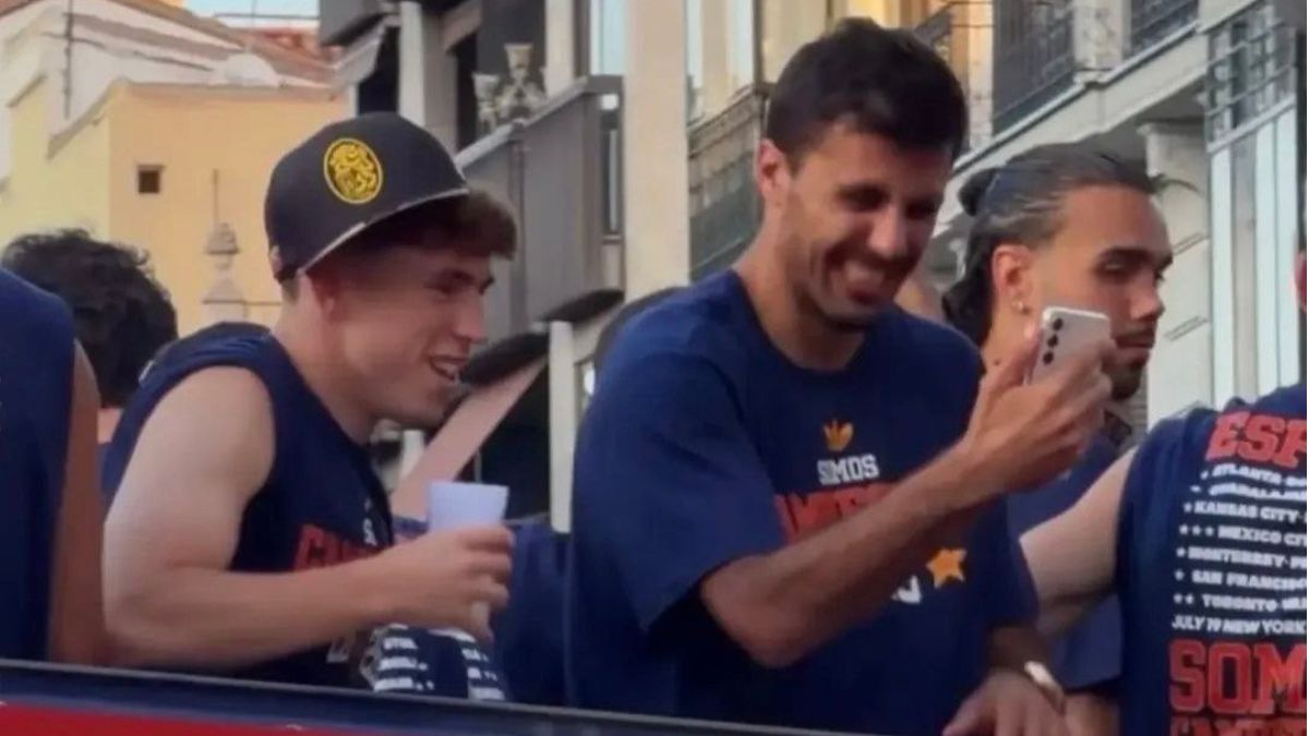 Jugador de España se colocó una gorra de los Leones del Caracas