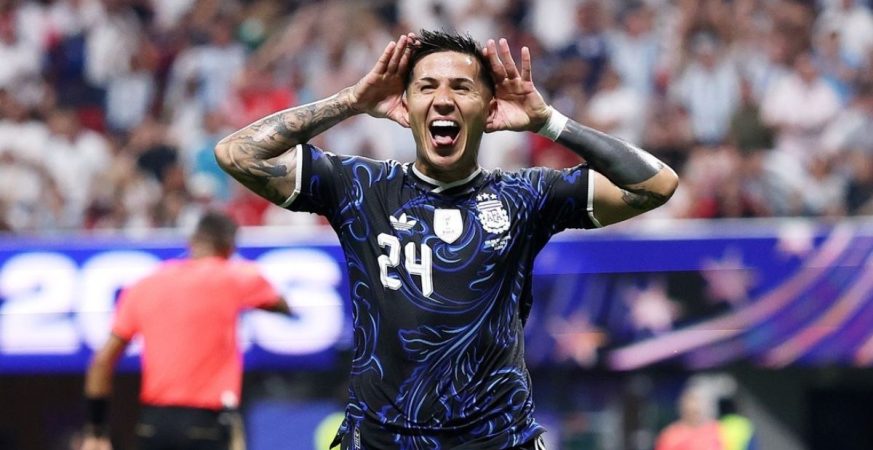 Enzo Fernández celebrando su gol con Argentina