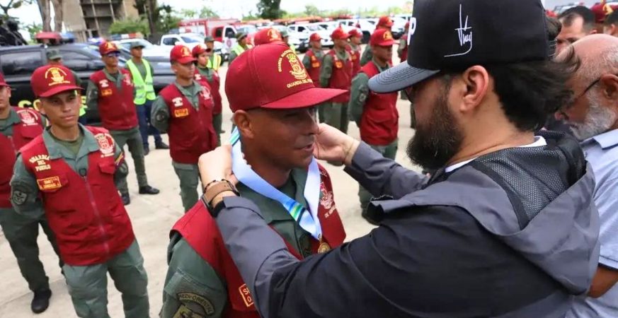 Gobernador impone condecoraciones a efectivos militares que prestaron ayuda humanitaria