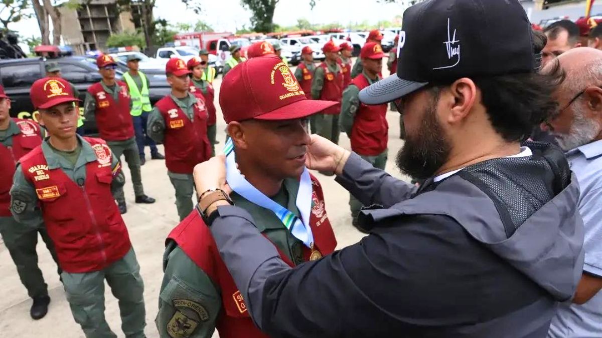 Gobernador impone condecoraciones a efectivos militares que prestaron ayuda humanitaria