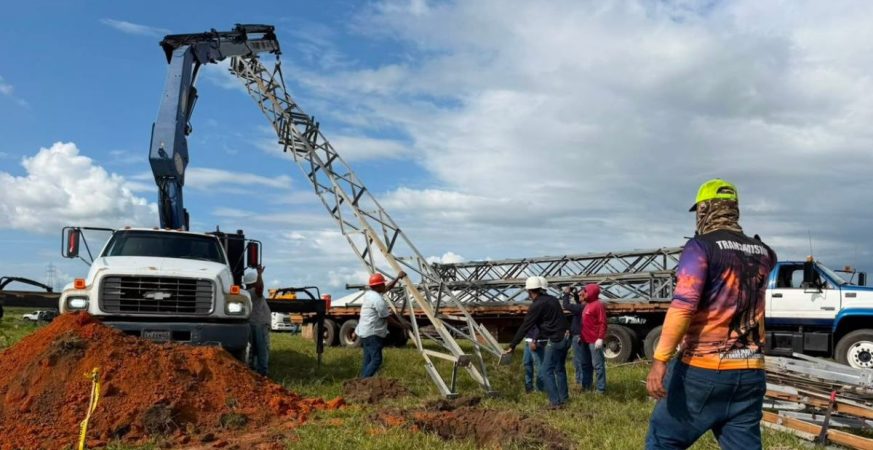 Los trabajadores de Corpoelec, presentan primera torre provisional en linea eléctrica en Punceres