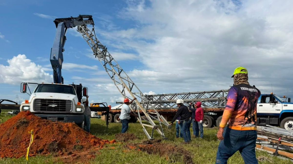 Los trabajadores de Corpoelec, presentan primera torre provisional en linea eléctrica en Punceres