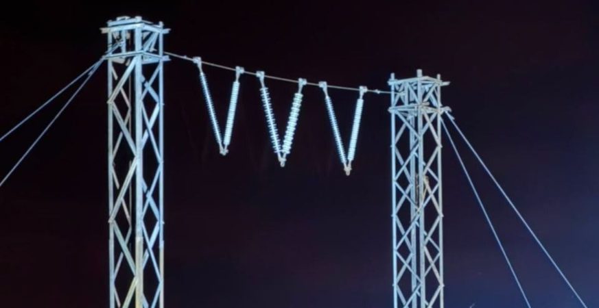 Los trabajadores de Corpoelec, culminan el montaje de estructuras provisionales en Punceres