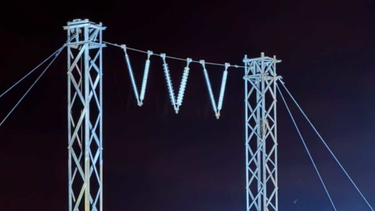 Los trabajadores de Corpoelec, culminan el montaje de estructuras provisionales en Punceres