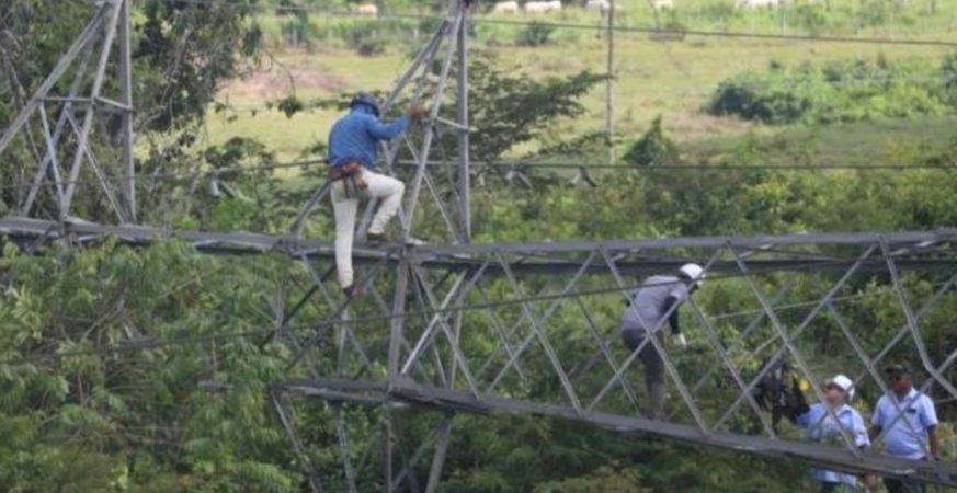 Caída de tres torres de alta tensión en Monagas