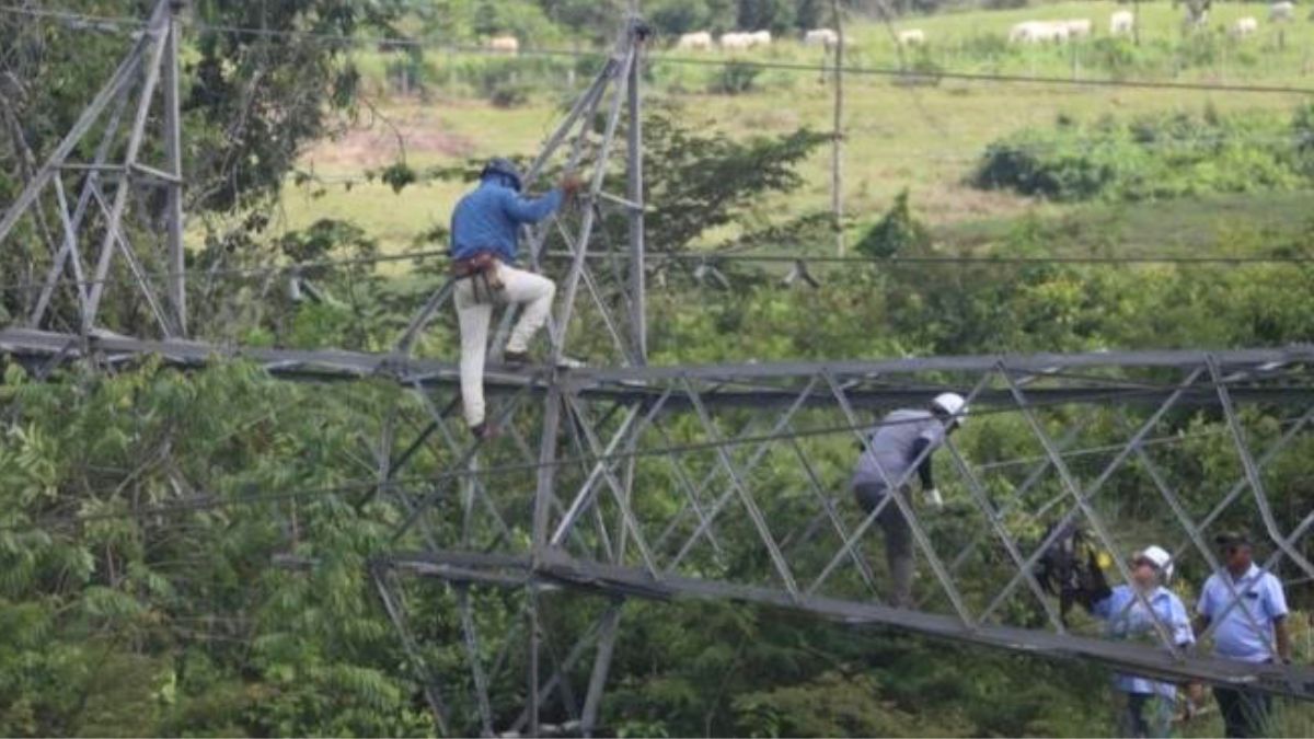 Caída de tres torres de alta tensión en Monagas