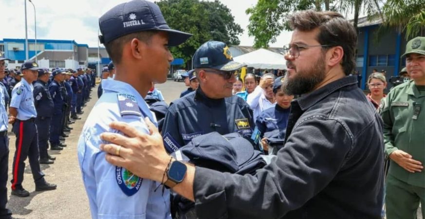 El gobernador de Monagas Ernesto Luna, encabeza la entrega de dotación a efectivos del CPEM