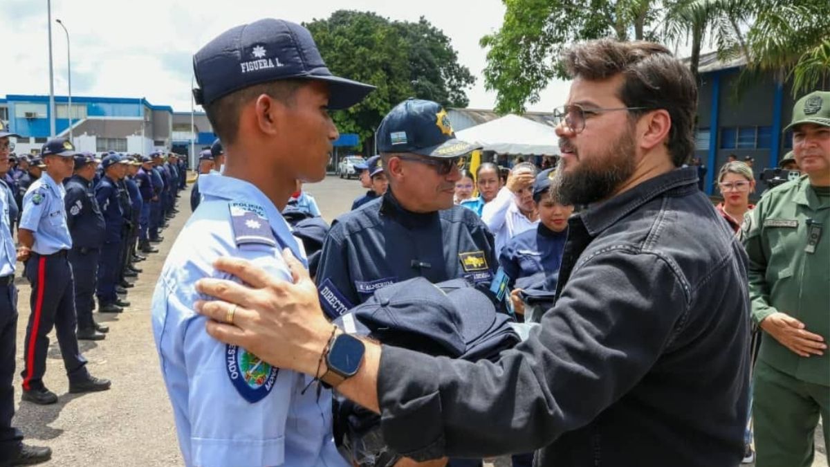 El gobernador de Monagas Ernesto Luna, encabeza la entrega de dotación a efectivos del CPEM