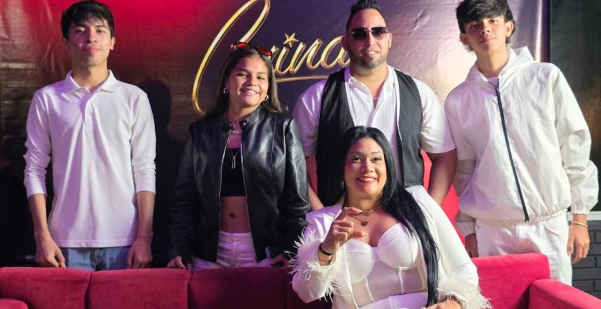 Corina Reyes y parte de los integrantes de su banda
