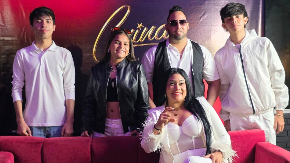 Corina Reyes y parte de los integrantes de su banda
