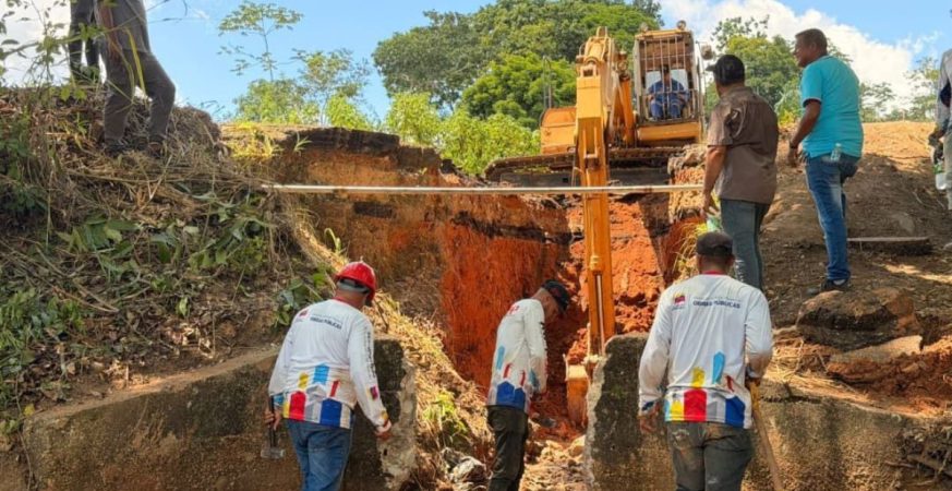 La Vicepresidente Sectorial de Obras Públicas y Servicios, inició la rehabilitación integral de falla de borde de la Troncal 10, ubicado en el sector Manifor 5 de Punceres