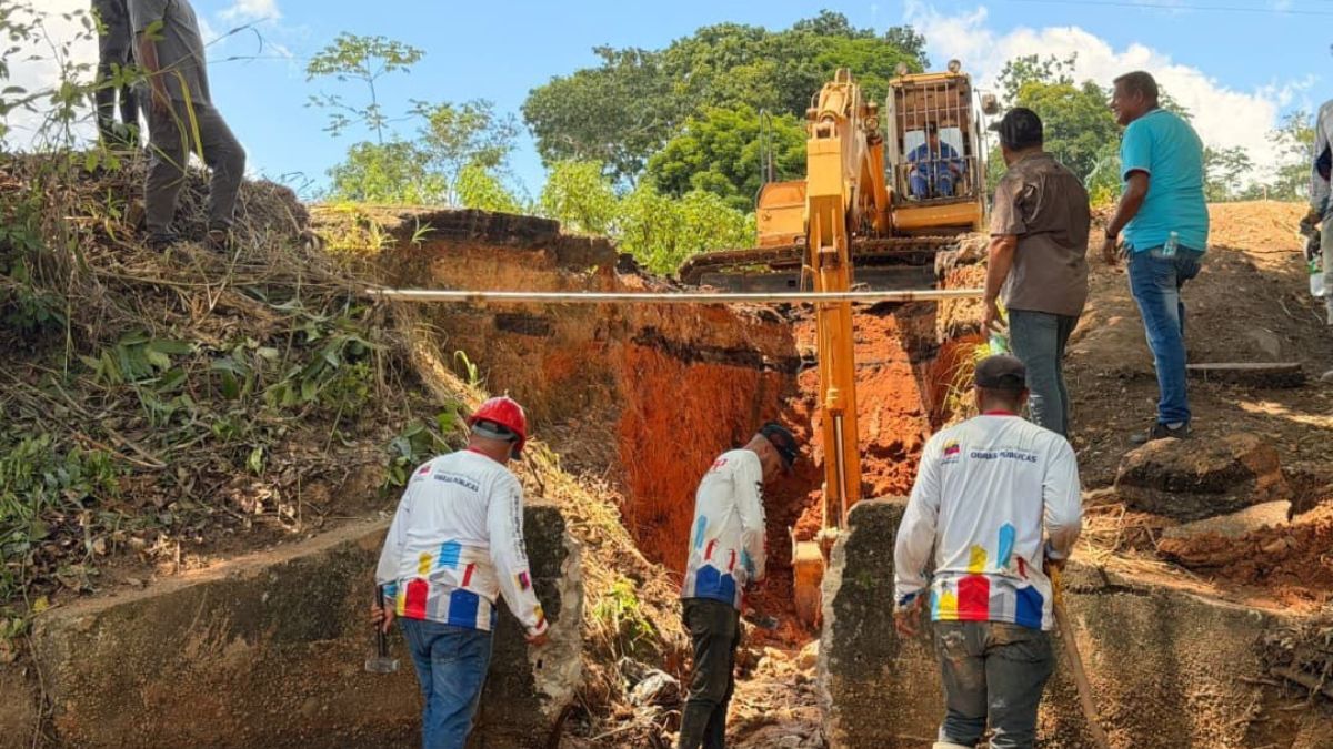 La Vicepresidente Sectorial de Obras Públicas y Servicios, inició la rehabilitación integral de falla de borde de la Troncal 10, ubicado en el sector Manifor 5 de Punceres